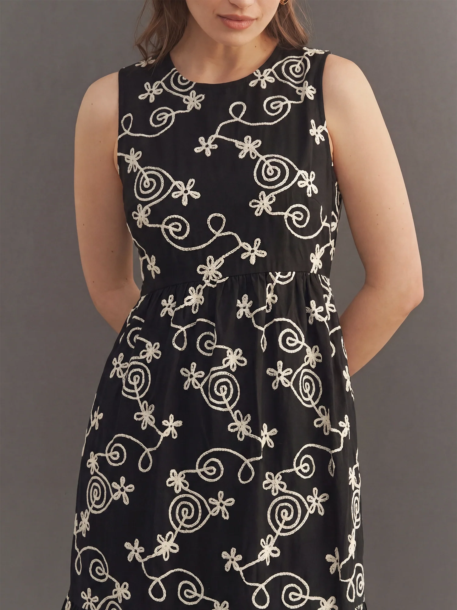 Sleeveless Crew Neck Floral Applique A-Line Midi Dress - Image 3