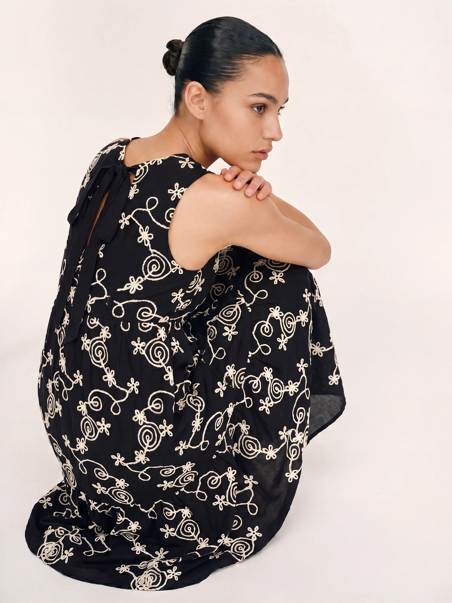 Sleeveless Crew Neck Floral Applique A-Line Midi Dress - Image 4