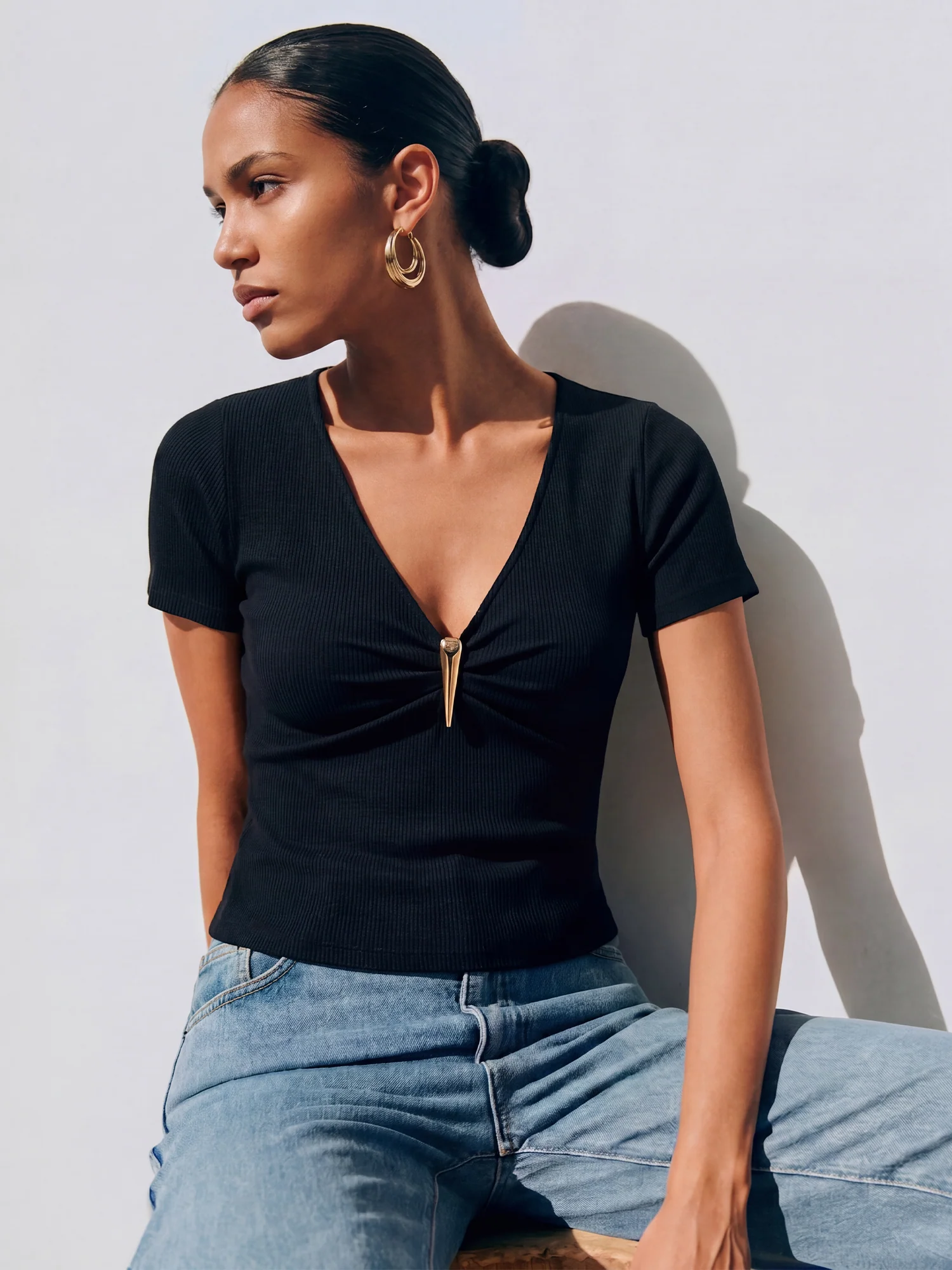 Short Sleeve Knit V Neck Hardware Top